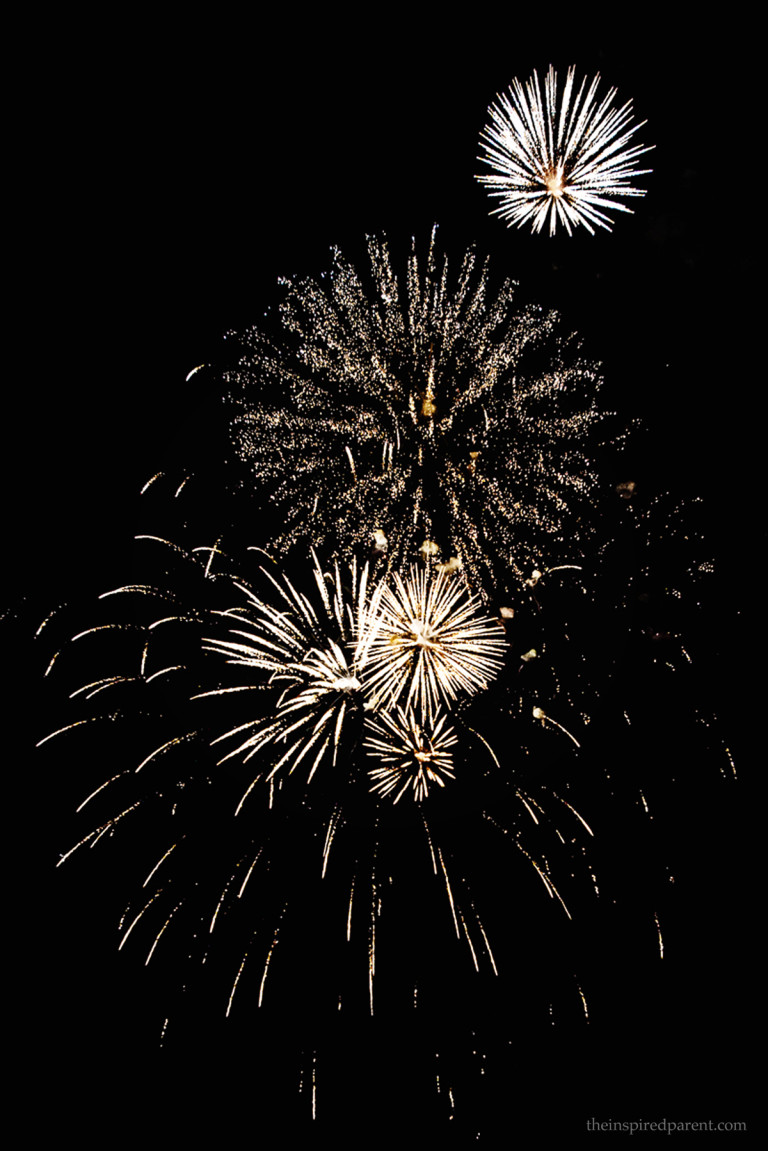 Amazing Fireworks - Photography Tips | theinspiredparent.com