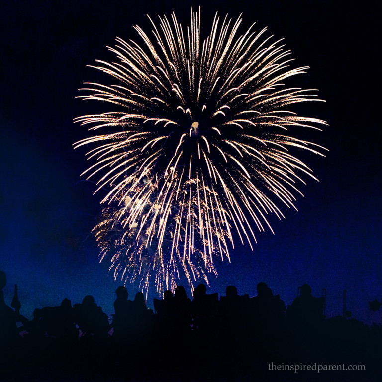 Amazing Fireworks - Photography Tips | theinspiredparent.com