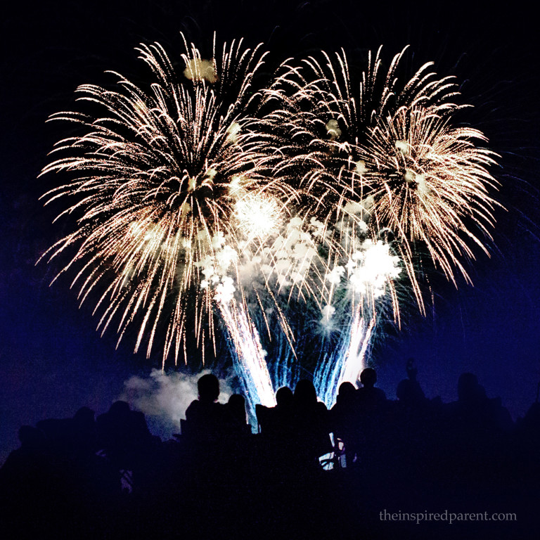 Amazing Fireworks - Photography Tips | theinspiredparent.com